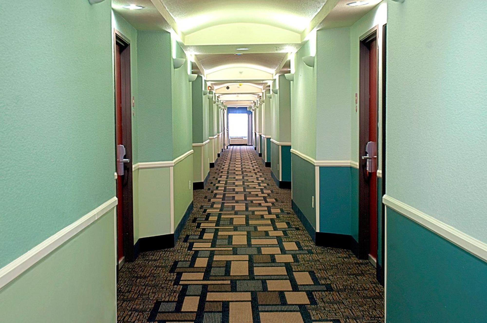 Super 8 By Wyndham Irving/dfw Apt/north 3*