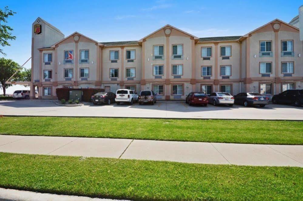 Super 8 By Wyndham Irving/dfw Apt/north Irving